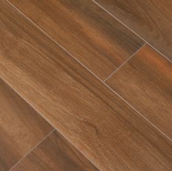 Podłoga ułożona z płytek imitujących drewno w kolorze intensywnego brązu At.Rainier Nogal 20x120