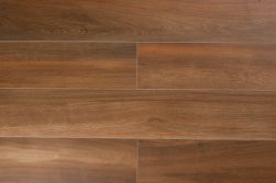 Płytki drewnopodobne ułożona w kompozycję podłogową w kolorze intensywnego brązu At.Rainier Nogal 20x120