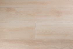 Podłoga ułożona z beżowych płytek imitujących drewno At.Boreal Haya 23x120