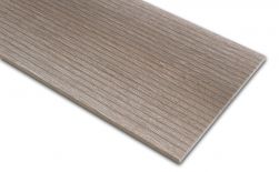 Zbliżenie na szczegóły płytki drewnopodobnej brązowej ze żłobieniami At.Boreal Deck Taupe 23x120