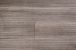 Kompozycja ułożona z gresowych płytek drewnopodobnych brązowych ze żłobieniami At.Boreal Deck Taupe 23x120