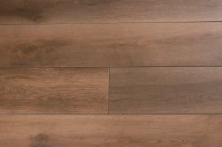 Podłoga stworzona z płytek imitujących drewno w kolorze brązowym At.Boreal Nut 23x120