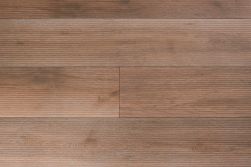 Podłoga ułożona z brązowych płytek ze żłobieniami imitującymi drewno At.Boreal Deck Nut 23x120