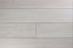Kompozycja podłogowa białych płytek drewnopodobnych At.Boreal Blanco 23x120