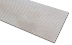 Zbliżenie na detale białej płytki drewnopodobnej ze żłobieniami At.Boreal Deck Blanco 23x120