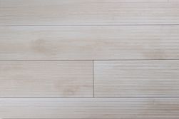 Kompozycja podłogowa białych płytek imitujących drewno ze żłobieniami At.Boreal Deck Blanco 23x120