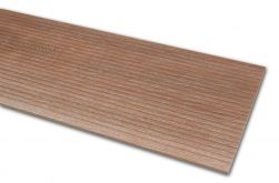 Zbliżenie na detale płytki drewnopodobnej brązowej ze żłobieniami At.Boreal Deck Roble 23x120