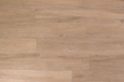 Podłoga stworzona z płytek gresowych imitujących drewno w kolorze jasnego brązu Viggo Arce 20x120