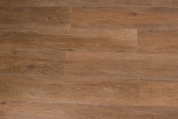 Podłoga stworzona z płytek imitujących drewno w kolorze brązu Viggo Fresno 20x120