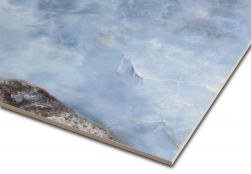 Zbliżenie na powierzchnię niebieskiej płytki imitującej kamień onyks Danae Navi 60x120