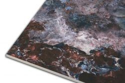 Zbliżenie na brązowe elementy płytki imitującej kamień onyks w kolorze niebieskim Danae Navi 60x120