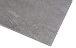 Zbliżenie na detale szarej płytki imitującej kamień Halley Silver Lapatto 60x120