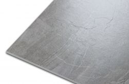 Połysk powierzchni o wykończeniu lapatto szarej płytki imitującej kamień Halley Silver 60x120