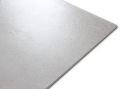 Zbliżenia na detale i połysk szarej płytki imitującej beton Concret Light 60x120