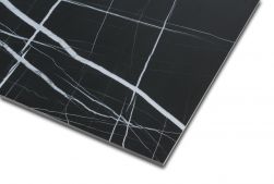 Zbliżenie na detale płytki imitującej marmur czarnej z białymi żyłami Titanium Black Pulido 80x80