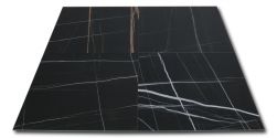 Kompozycja czterech płytek czarnych imitujących marmur z białym i brązowym użyleniem Titanium Black Pulido 80x80