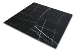 Cztery płytki imitujące marmur w kolorze czarnym z białymi i brązowymi żyłami Titanium Black Pulido 80x80