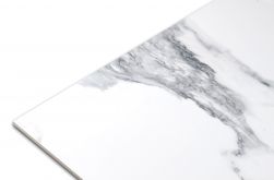 Kąt płytki gresowej imitującej marmur w połysku białej z ciemną smugą Crash Marble Bianco 60x60