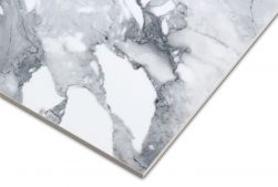 Zbliżenie na detale płytki imitującej marmur z ciemnymi, wyraźnymi smugami Crash Marble Bianco 60x60