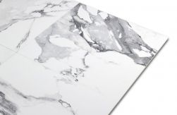 Zbliżenie na ciemne smugi na białym tle płytek imitujących marmur w połysku Crash Marble Bianco 60x60