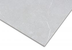 Zbliżenie na detale jasnoszarej płytki imitującej kamień Soapstone Silver 60x60 Mat