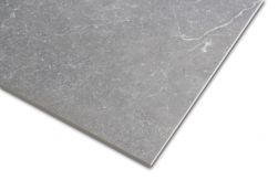 Zbliżenie na detale szarej płytki imitującej kamień Soapstone Gray 60x120 Mat