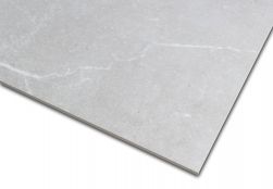 Zbliżenie na detale jasnoszarej płytki imitującej kamień Soapstone Silver 60x120 Mat