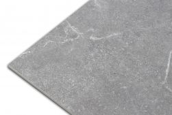 Zbliżenie na detale szarej płytki imitującej kamień Soapstone 60x60