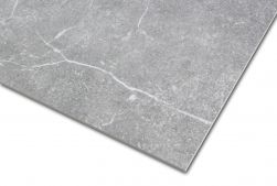 Zbliżenie na szczegóły szarej płytki imitującej kamień Soapstone Gray 60x60 Mat