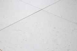 Zbliżenie powierzchni płytki lastryko w kolorze białym Miscela Nacar Mat 60x60