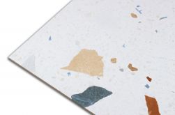 Zbliżenie na detale białej płytki lastryko z dużymi i małymi kolorowymi okruchami Stracciatella Nacar 60x60 wzór 4
