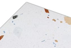 Zbliżenie na detale białej płytki lastryko z dużymi i małymi kolorowymi okruchami Stracciatella Nacar 60x60 wzór 2