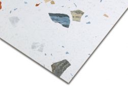 Zbliżenie na detale białej płytki lastryko z dużymi i małymi kolorowymi okruchami Stracciatella Nacar 60x60 wzór 3