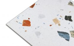 Zbliżenie na detale białej płytki lastryko z dużymi i małymi kolorowymi okruchami Stracciatella Nacar 60x60 wzór 1
