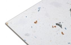 Zbliżenie na detale białej płytki lastryko z dużymi i małymi kolorowymi okruchami Stracciatella Nacar 80x80 wzór 3