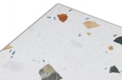 Zbliżenie na detale białej płytki lastryko z dużymi i małymi kolorowymi okruchami Stracciatella Nacar 80x80 wzór 4
