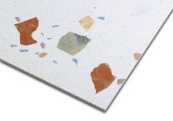 Zbliżenie na detale białej płytki lastryko z dużymi i małymi kolorowymi okruchami Stracciatella Nacar 80x80 wzór 1