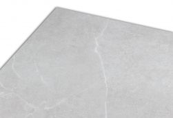 Zbliżenie na detale jasnoszarej płytki imitującej kamień Soapstone Silver 75x75 Mat