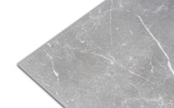Zbliżenie na detale powierzchni szarej płytki imitującej kamień Soapstone Gray 75x75 Mat