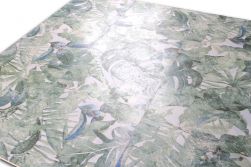 Widok na powierzchnię z subtelnym połyskiem dekoracyjnej płytki z zielonym motywem roślinnym Terre Deco Gris 30x90