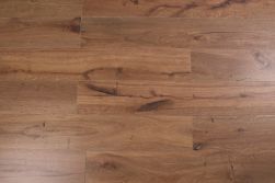 Podłoga ułożona z brązowych płytek drewnopodobnych Indiana Natural 19,5x120
