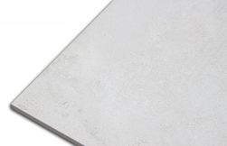 Zbliżenie na detale płytki imitującej beton w kolorze szarej bieli Terre Blanco 60x120