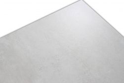 Róg płytki imitującej beton w kolorze szarej bieli Terre Blanco 60x120
