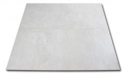 Kompozycja ułożona z dwóch płytek imitujących beton w kolorze szarej bieli Terre Blanco 60x120