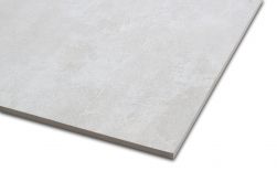 Widok na kant płytki imitującej beton w kolorze szarej bieli Terre Blanco 60x120