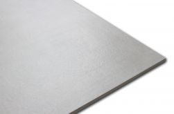 Zbliżenie na róg szarej płytki imitującej beton Momentum Base Gris 80x80