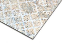 Zbliżenie na dekoracyjny wzór płytki imitującej stary dywan Carpet Vestige Natural 59,2x59,2