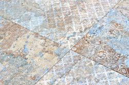 Zbliżenie na wzorzystą powierzchnię płytek imitujących stary dywan Carpet Vestige Natural 59,2x59,2