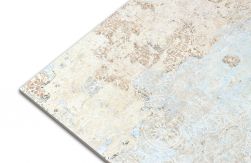 Zbliżenie na detale płytki dekoracyjnej ze wzorem imitującym stary dywan Carpet Sand Natural 59,2x59,2
