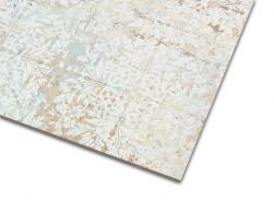 Widok na wzór płytki dekoracyjnej w jasnych kolorach imitującej stary dywan Carpet Sand Natural 59,2x59,2